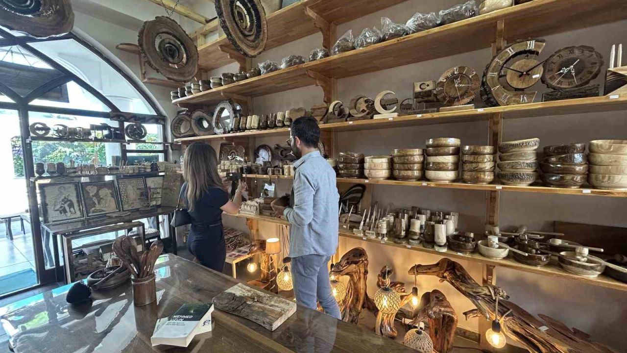 Van’da ömrünü tamamlamış ceviz ağaçları dekoratif ürünlere dönüşüyor