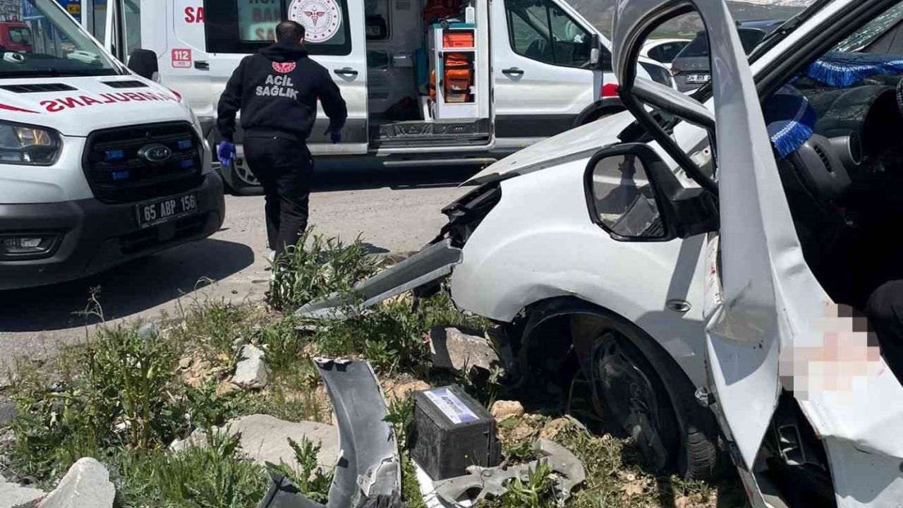 Van’da otomobiller çarpıştı: 4 ölü, 2 yaralı