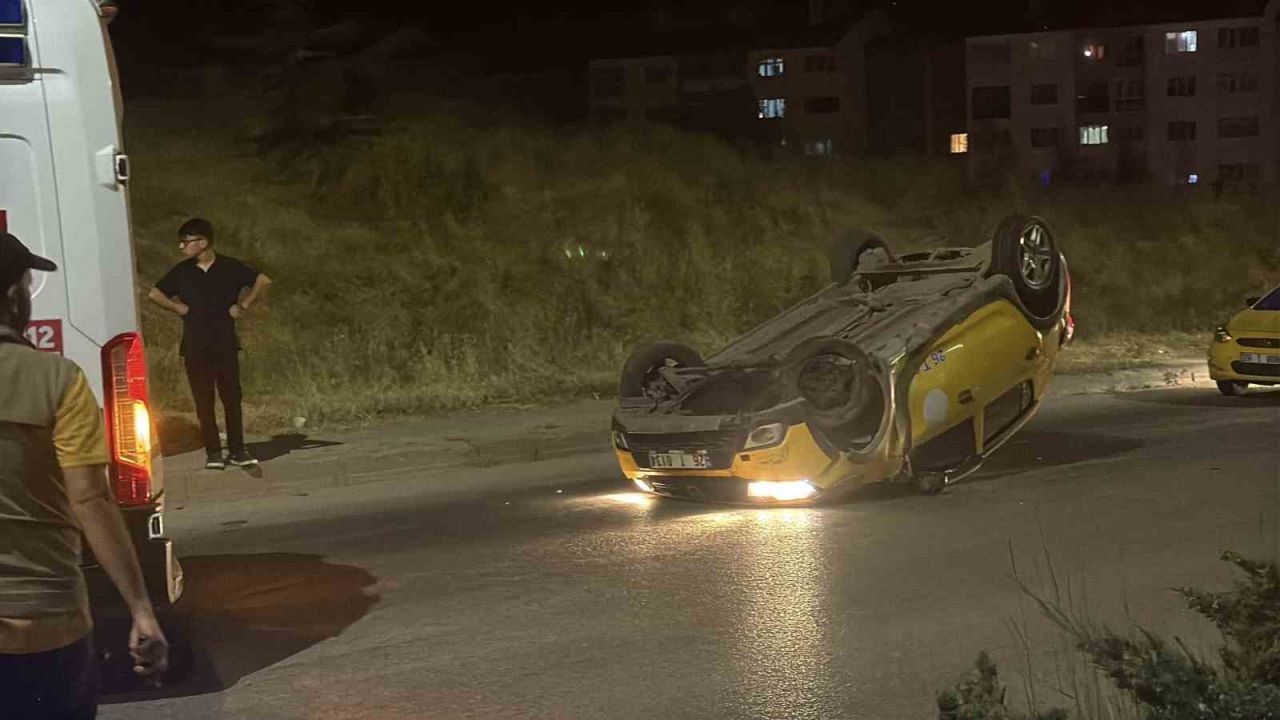 Virajı alamayan ticari taksi ters döndü: 2 yolcu yaralandı