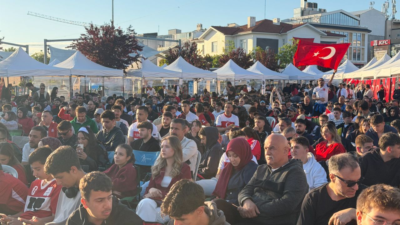 Yalova dev ekranda milli maç heyecanı