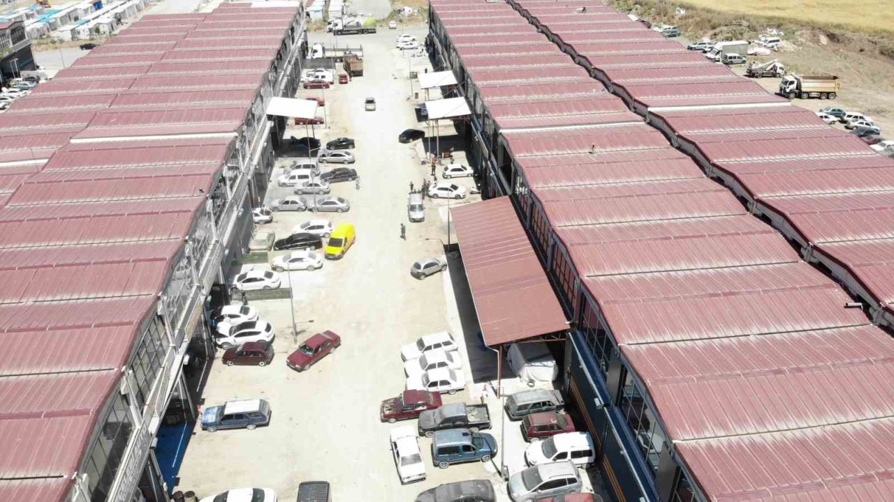 Yazın toz, kışın çamur çilesi esnafı bezdirdi: "Burayı belediyenin yapması gerekiyor"