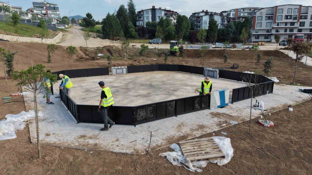 Yeşilyurt Millet Bahçesi’nde çocuk oyun alanlarının kurulumu başladı