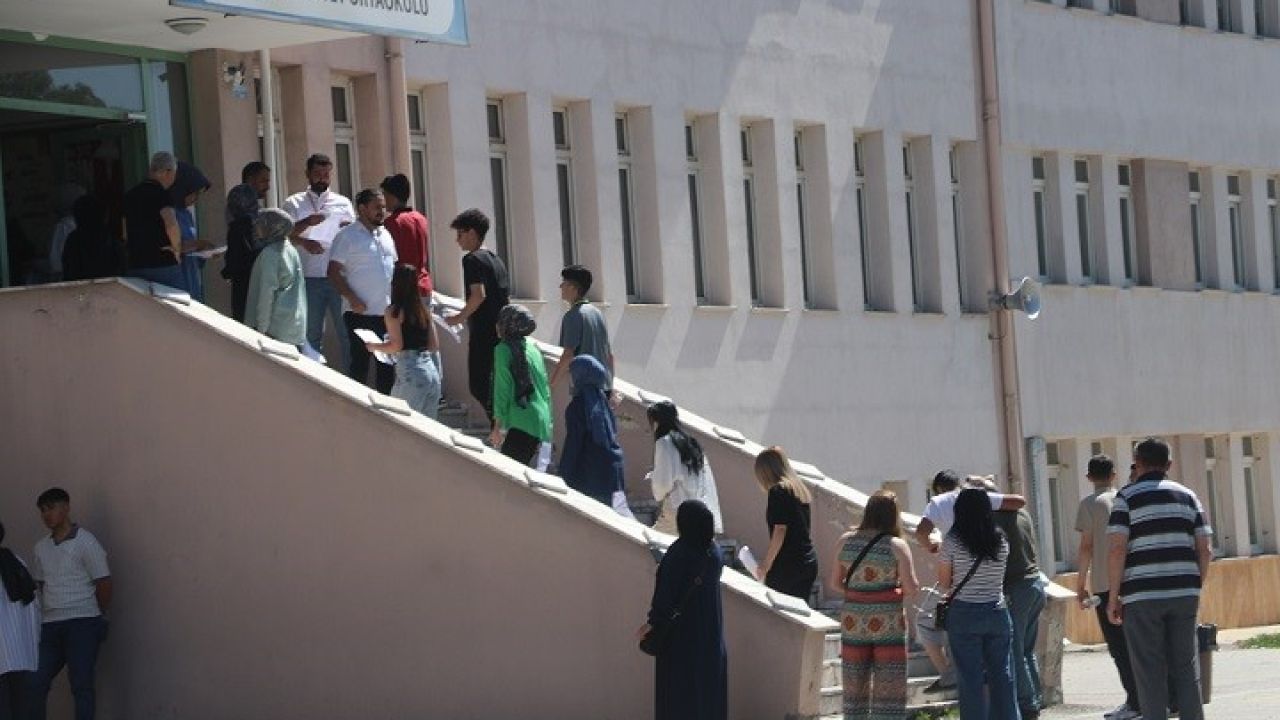 YKS’nin ilk oturumu TYT başladı, Erzincan’da 7 bin 892 aday sınava girdi