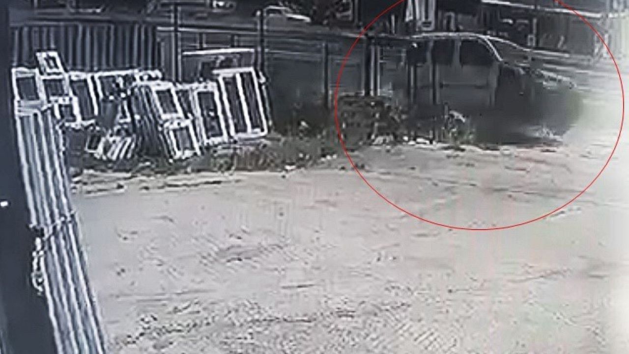 Yoldan çıkan araç iş yerinin bahçesine daldı, sürücü yaralandı