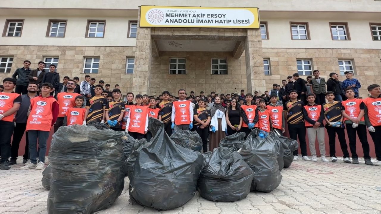 Yüksekova’da 400 kişi bir araya gelerek çevre temizliği yaptı
