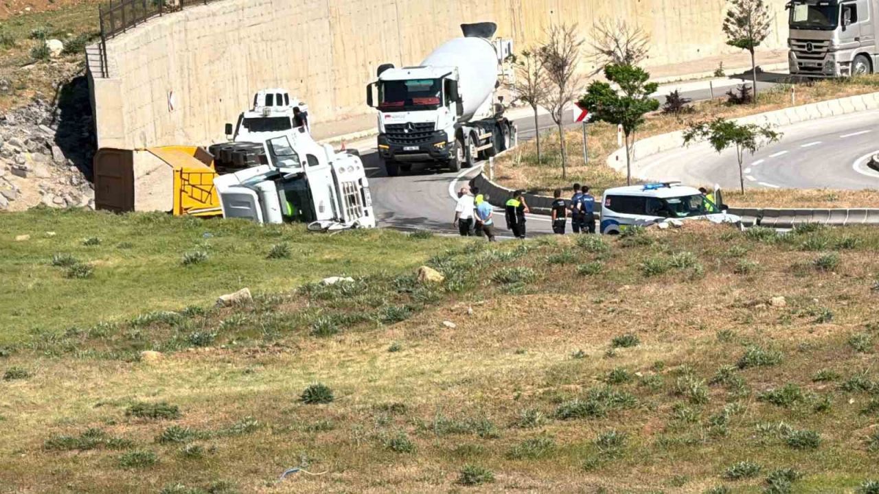 Yüksekova’da hafriyat yüklü kamyon devrildi