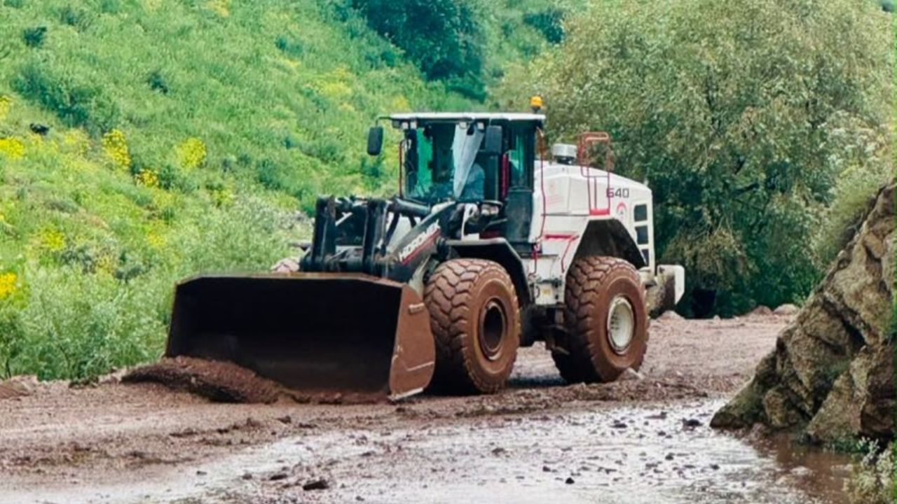Yüksekova’da heyelan: Mezra yolu ulaşıma kapandı