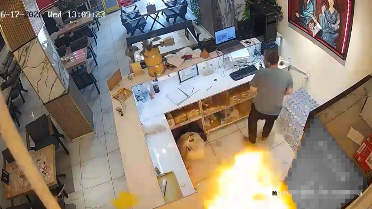 Yüksekova’da kafede mutfak tüpü patladı: Olay anı kamerada