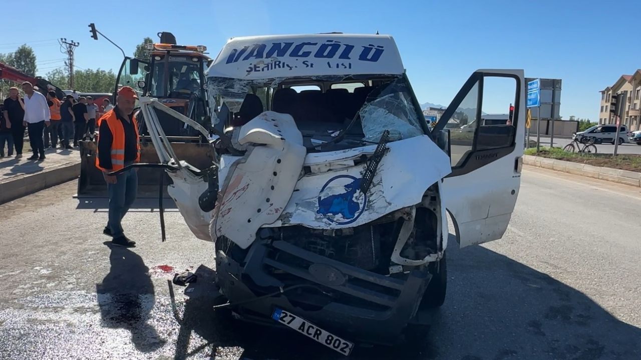 Yüksekova’da yolcu minibüsü ile kamyon çarpıştı: 2 ölü, 3 yaralı