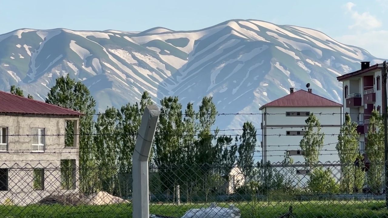 Yüksekova’nın "zebra" görünümlü karlı dağları ilgi görüyor
