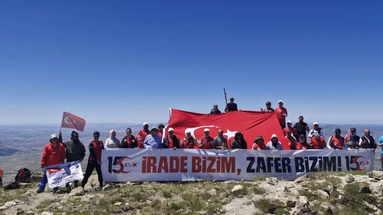 15 Temmuz için zirveye tırmandılar