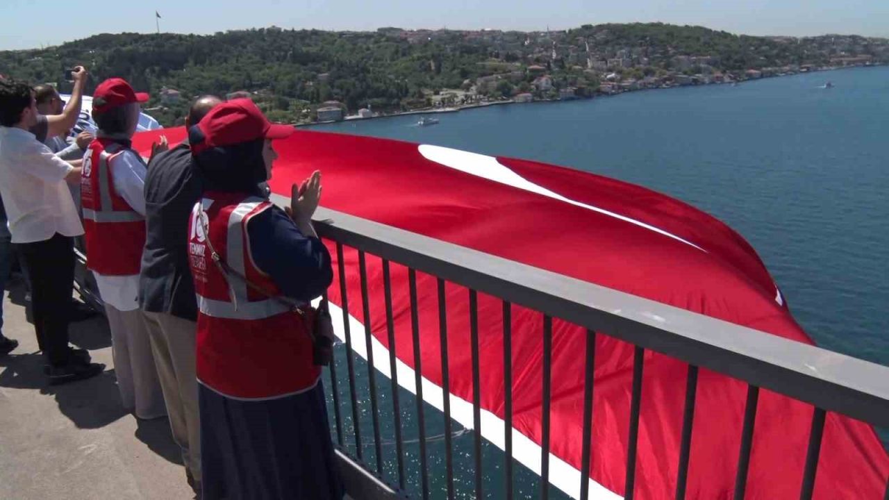 15 Temmuz’un 10’uncu yılında 15 Temmuz Şehitler Köprüsü’ne dev Türk bayrağı asıldı