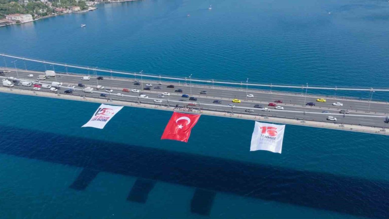 15 Temmuz’un sembolü Kırmızı Beyaz: 5 dev köprü Türk bayraklarıyla donatıldı