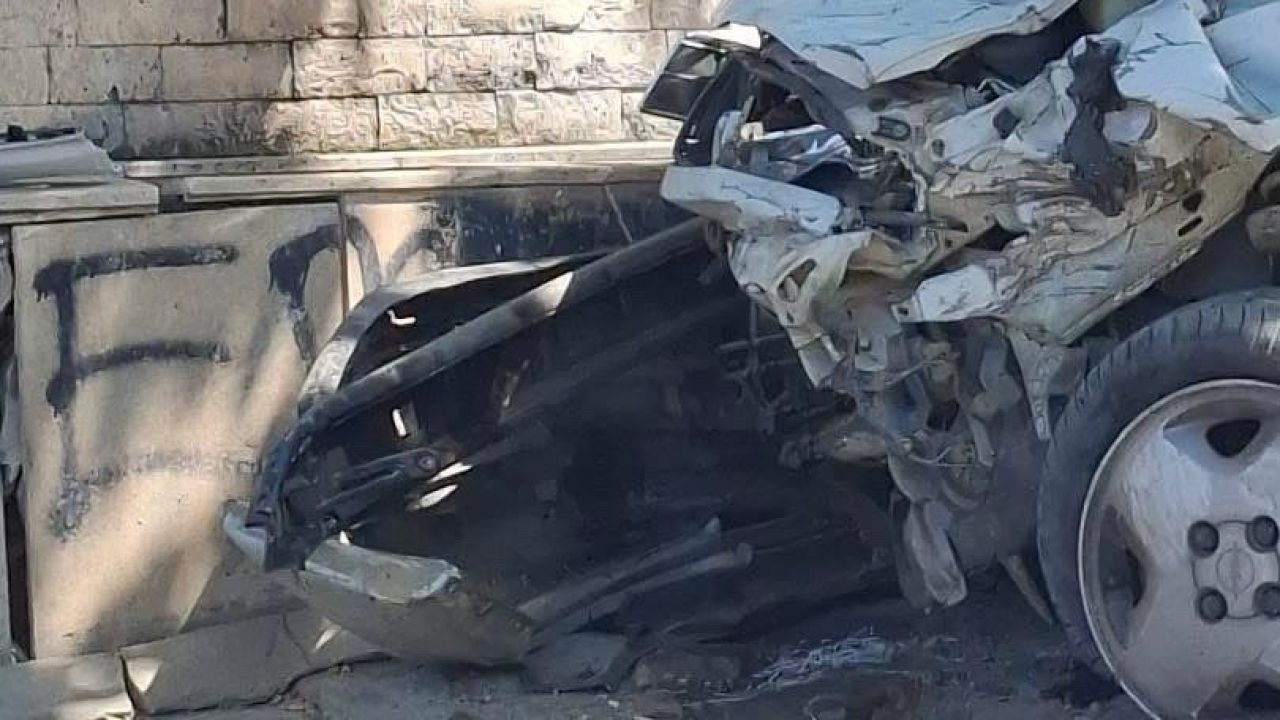 94 yaşındaki sürücü park halindeki araçlara çarptı