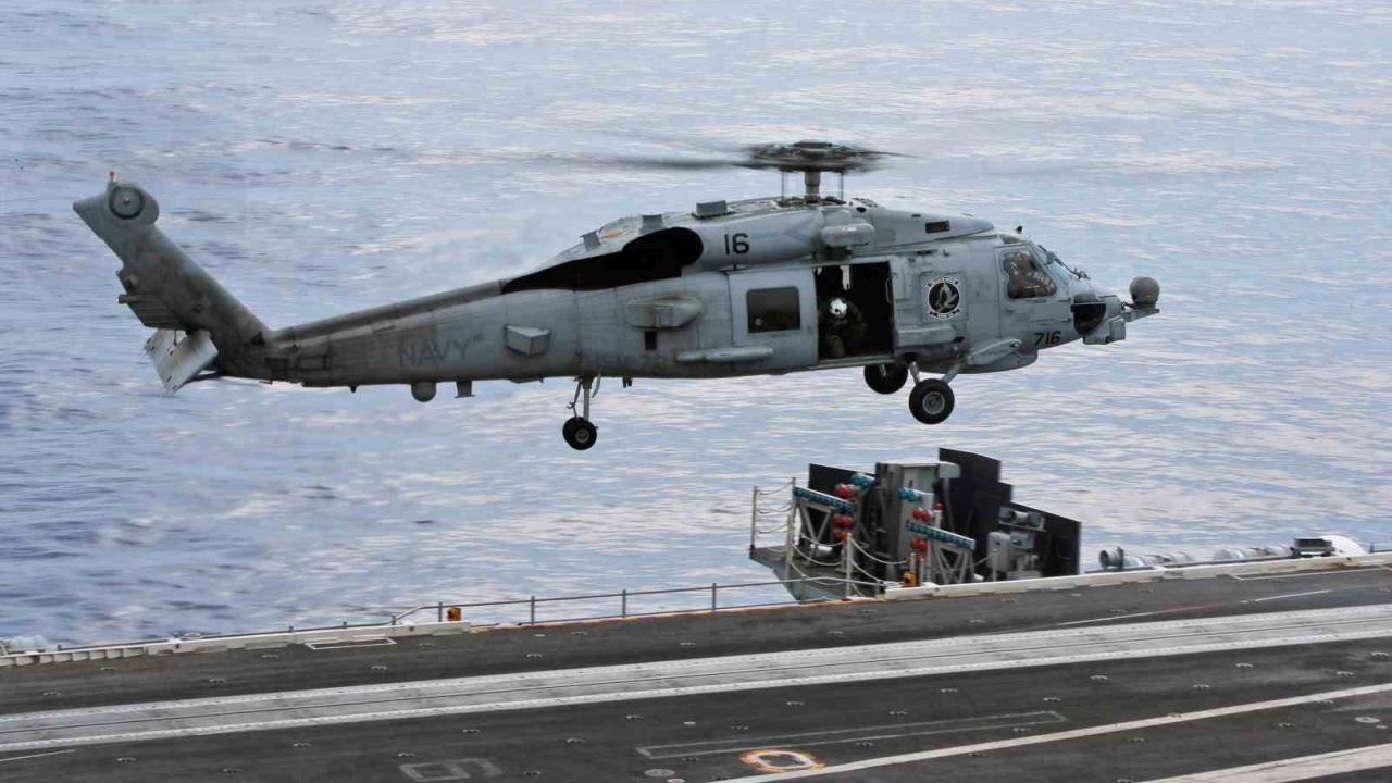 ABD ordusuna ait helikopter Umman Denizi’ne acil iniş yaptı: 1 kişi kayıp