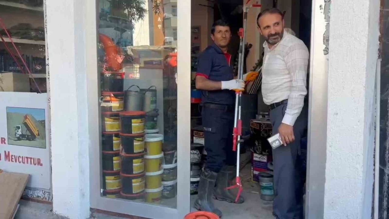 Adilcevaz’da iş yerine giren yılan ekipleri harekete geçirdi