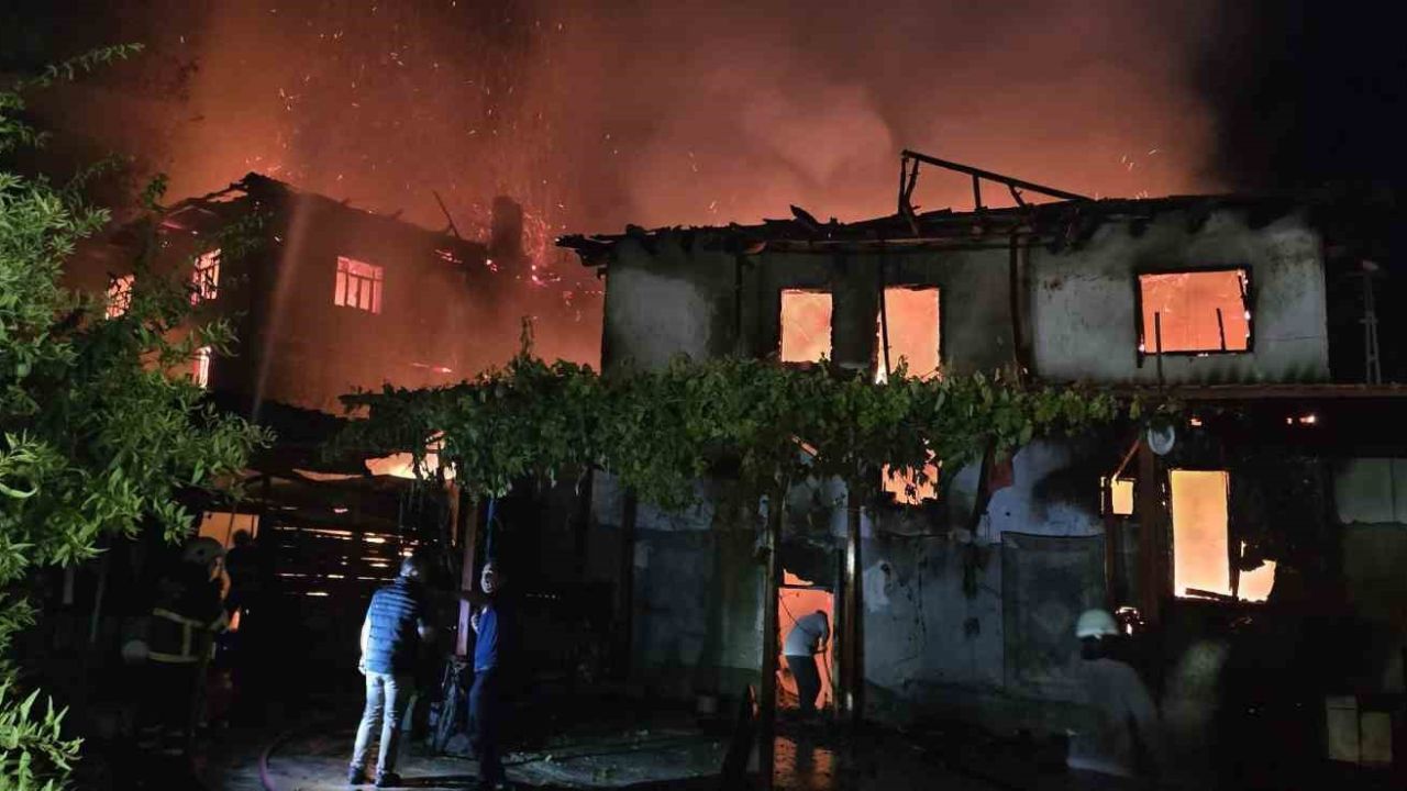 Ahşap evde çıkan yangın yanındaki diğer ahşap eve de sıçradı