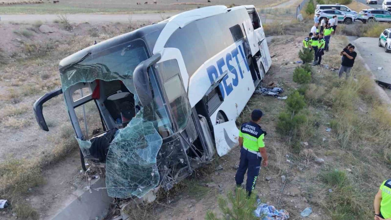 Aksaray’da yolcu otobüsü şarampole devrildi: 44 yaralı