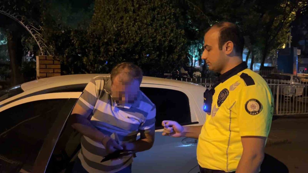 Alkol denetimini görünce aracı park etti, "Sigara almaya geldim" dedi