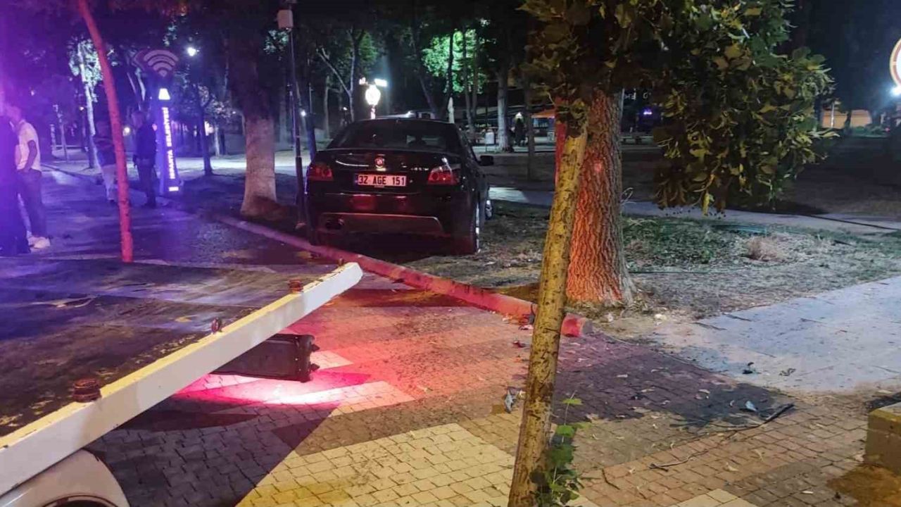 Alkollü aday sürücü kaldırıma çıktı, ehliyetine el konuldu