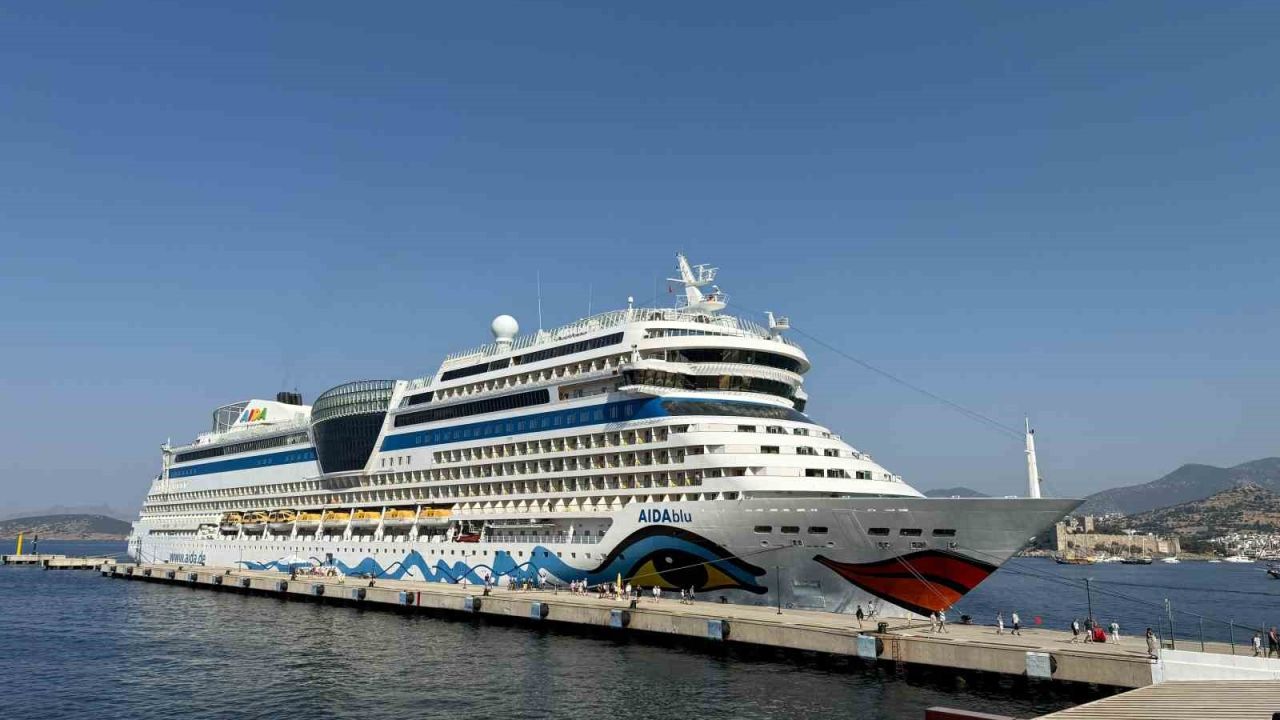 Alman turistleri taşıyan dev kruvaziyer Bodrum’a demirledi