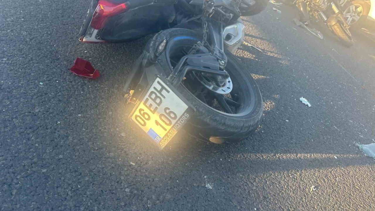 Ankara-Eskişehir yolunda iki motosiklet aynı istikametteki otomobile çarptı: 2 yaralı