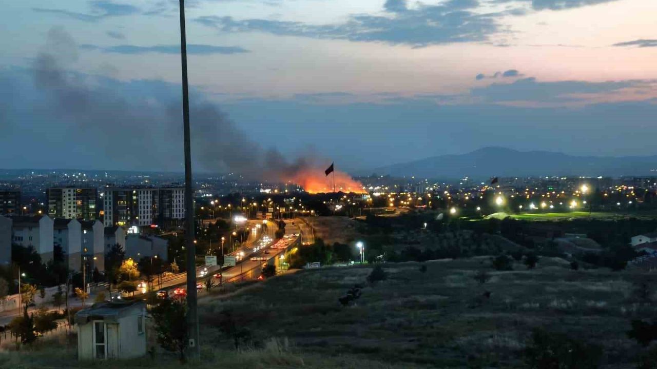 Ankara’da otluk arazide yangın