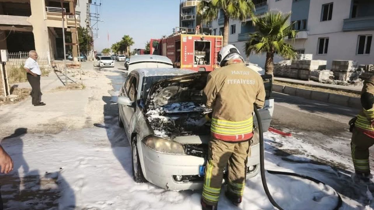 Antakya’da aracın motorundan alevler yükseldi