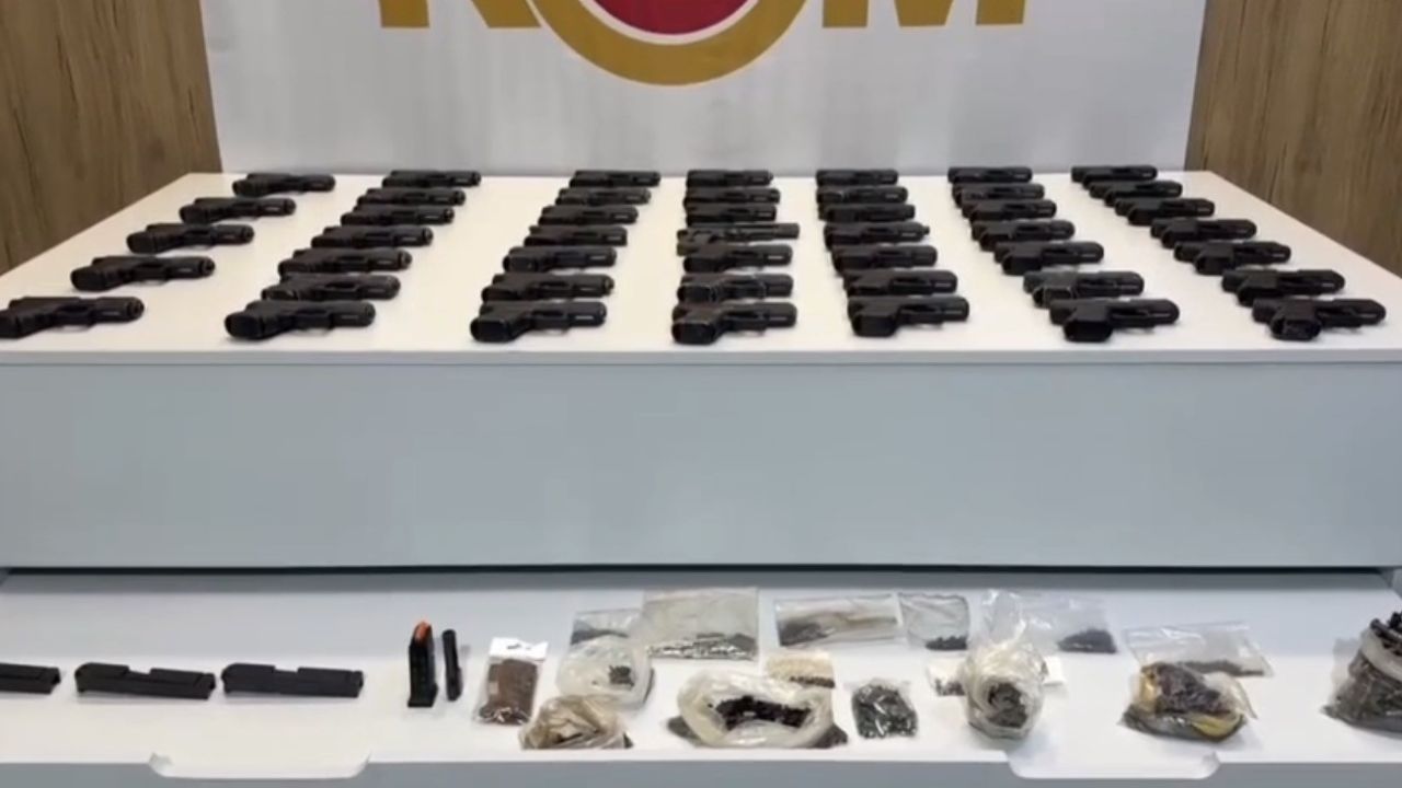 Aracın döşeme içlerine gizlenen 47 tabanca ele geçirildi