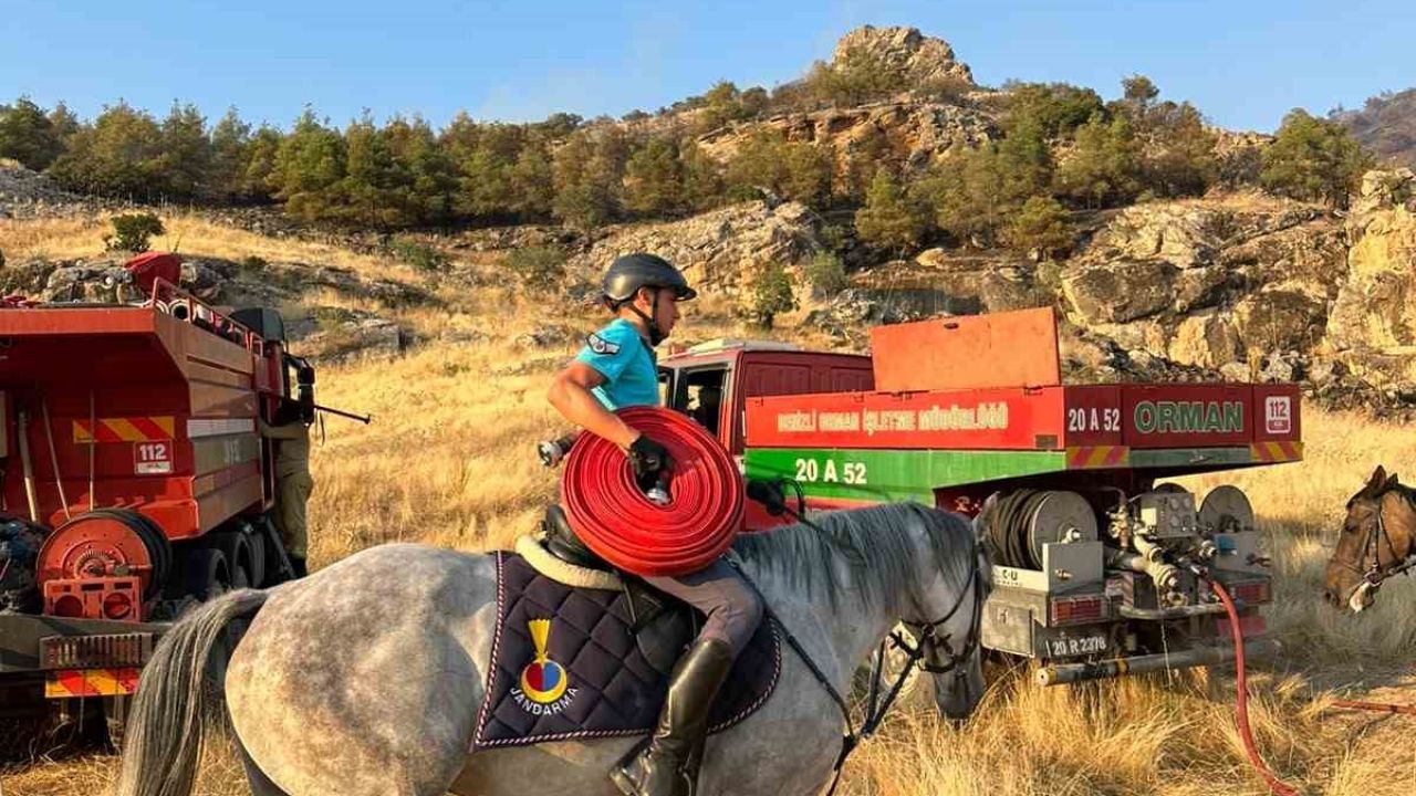 Atlı jandarmalar yangın bölgesine hortum taşıdı