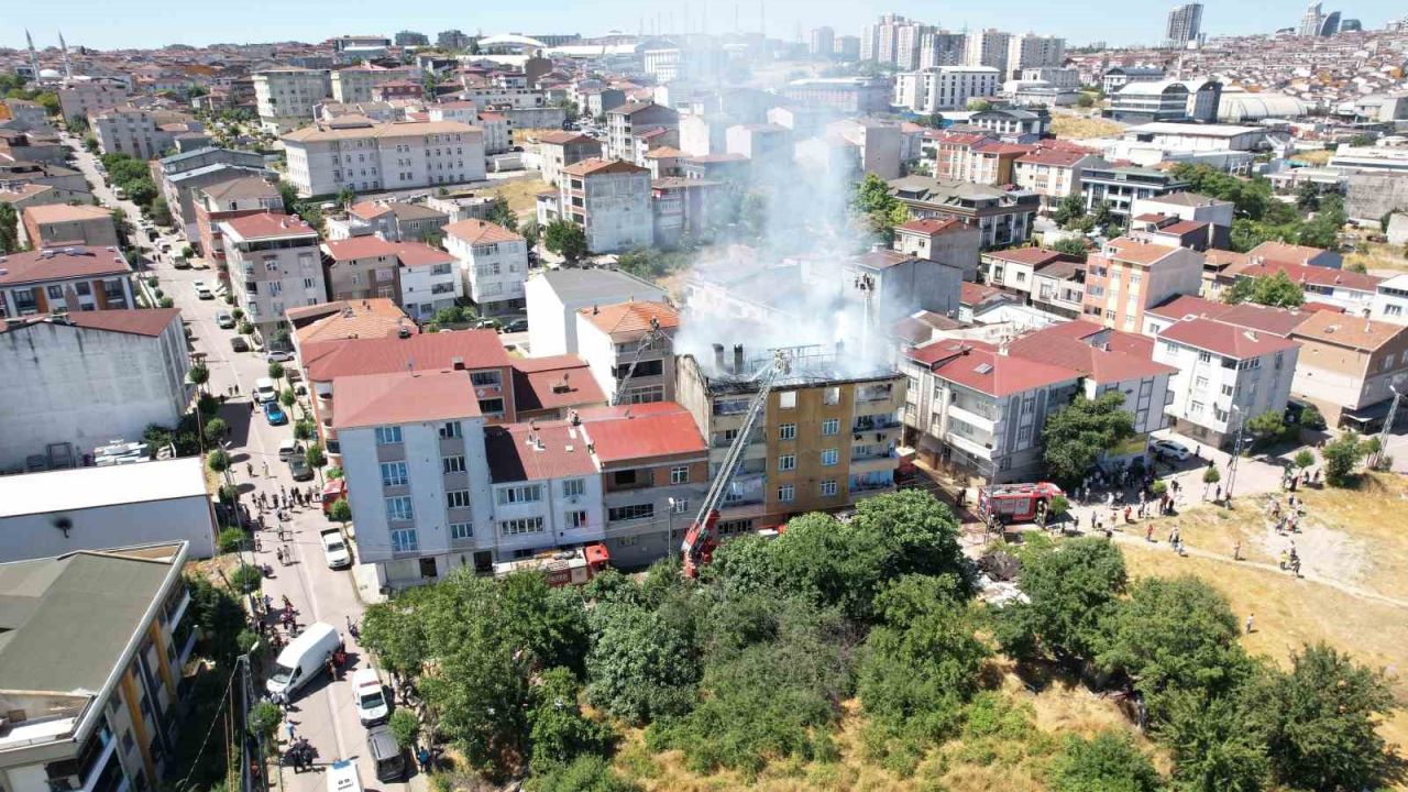 Avcılar’da korkutan çatı yangını