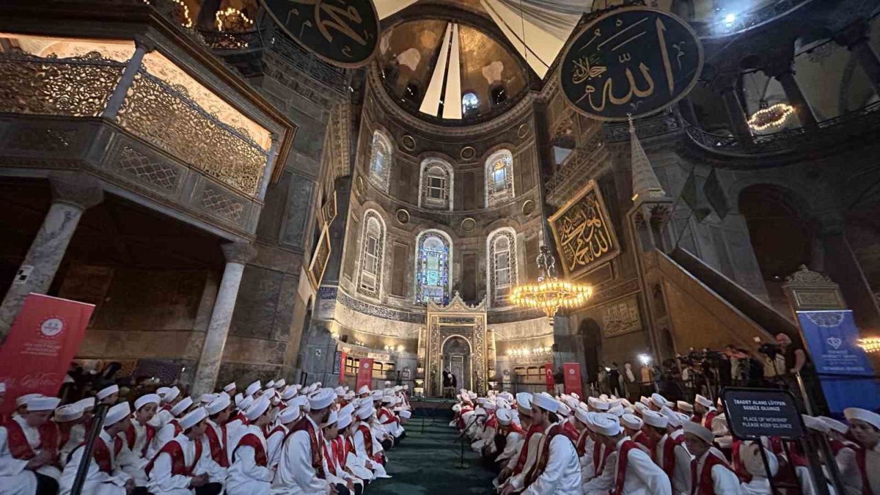 Ayasofya Camii’nde 15 Temmuz şehitleri için 253 hafız tarafından hatim duası okundu