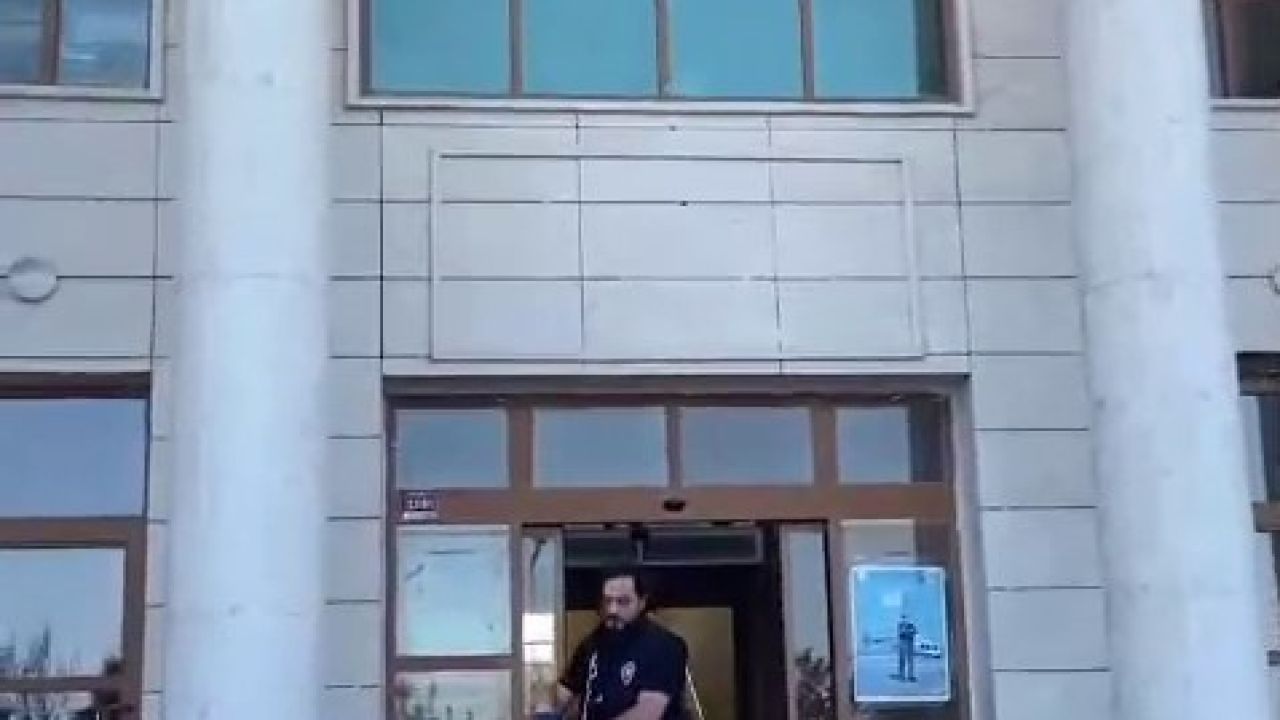 Ayrılmak istediği için evlatlarının önünde eli bıçaklı kocası tarafından öldüresiye dövüldü