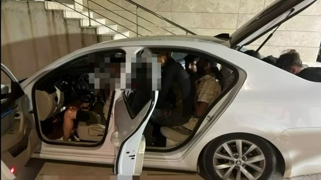 Bagajına 3 kişi bindirdiği otomobile 9 göçmen sığdıran insan tacirine 102 bin TL ceza