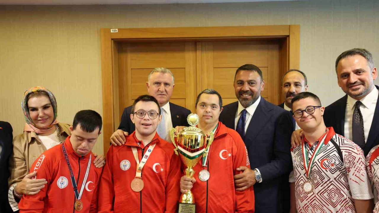 Bakan Bak özel sporcular ile bir araya geldi