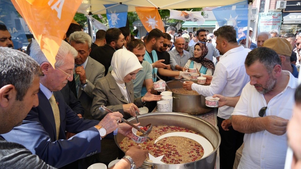 Bakan Göktaş, Erzincan’da aşure dağıttı, esnafı ziyaret etti