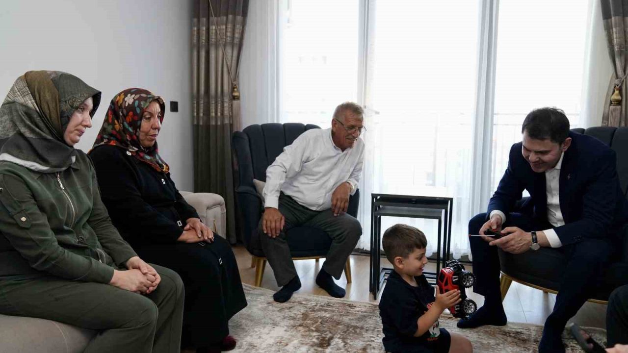 Bakan Kurum’dan depremzede Yusuf ve dedesine ziyaret