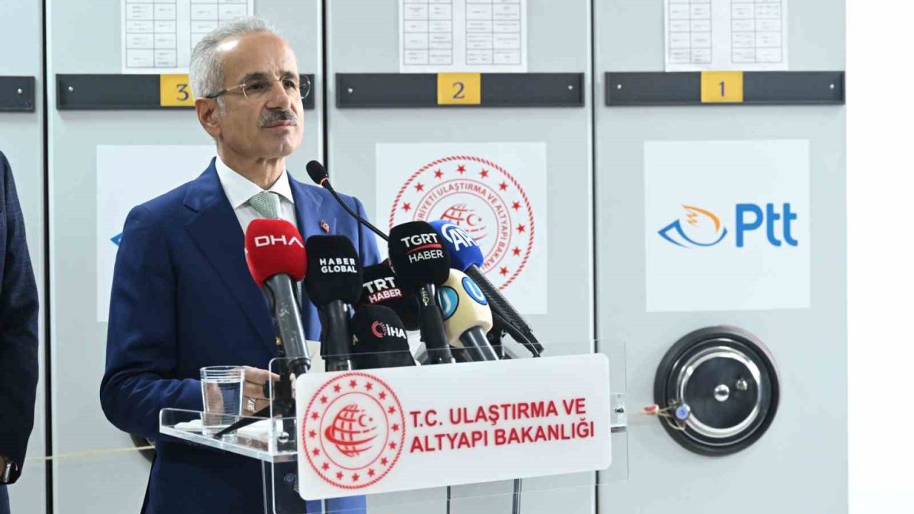 Bakan Uraloğlu: "NATO Zirvesi anısına hazırlanan anma pulu ve ilkgün zarfını tedavüle sunduk"