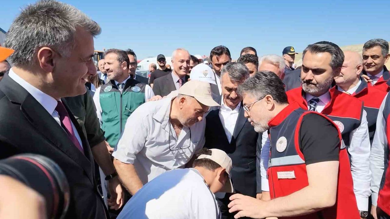 Bakan Yumaklı’dan elini öpmek isteyen çocuğa esprili cevap