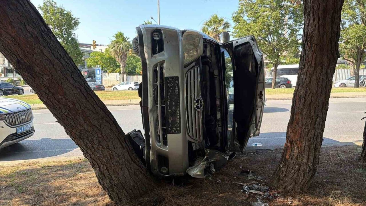 Bakırköy’de kontrolden çıkan otomobil takla attı: 1 yaralı