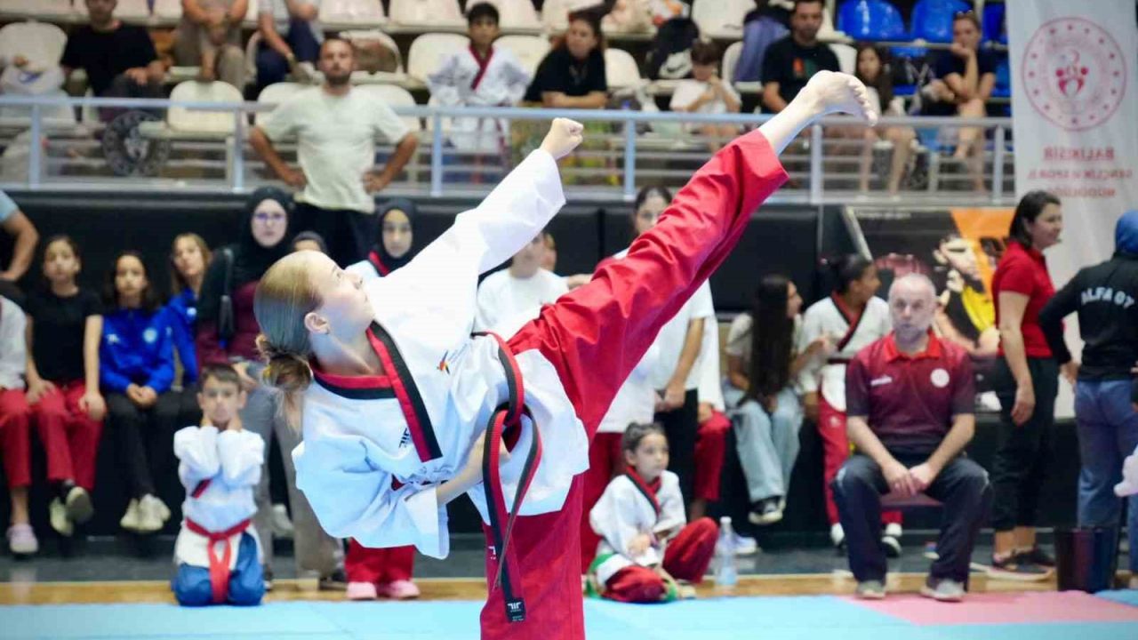 Balıkesır’de 15 Temmuz ruhu ile taekwondo poomsae heyecanı başladı