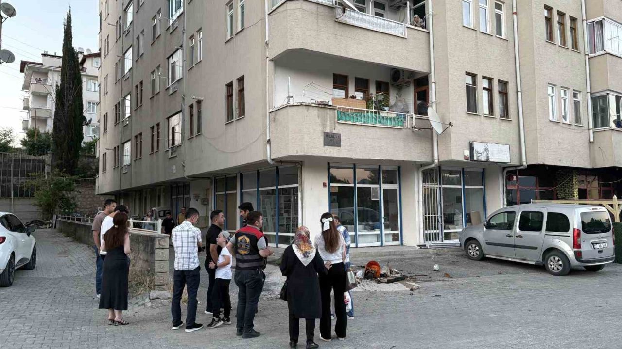 Balkondaki saksının aşırı ısınması sonrası çıkan yangını vatandaşlar söndürdü