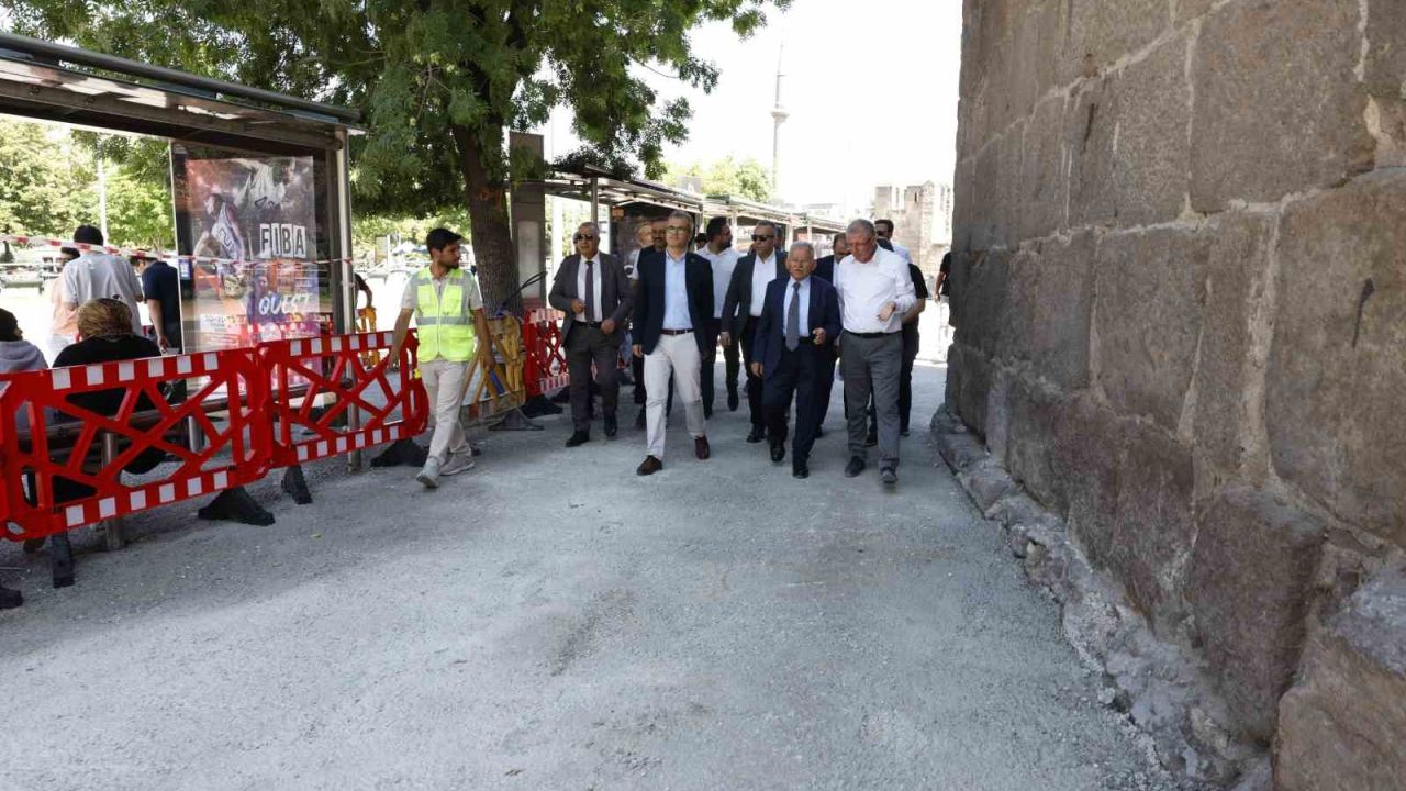 Başkan Büyükkılıç’tan Cumhuriyet Meydanı’ndaki büyük dönüşüme yakın takip