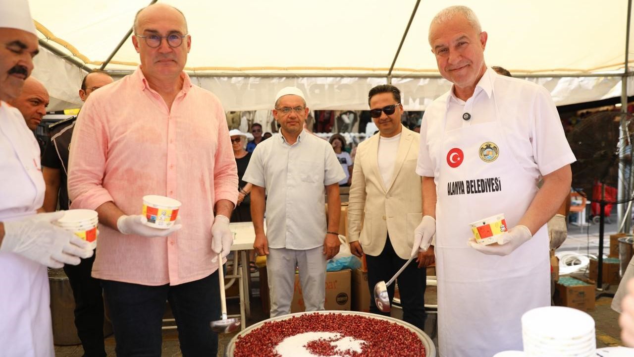 Başkan Özçelik kazanın başına geçip vatandaşlara aşure ikram etti