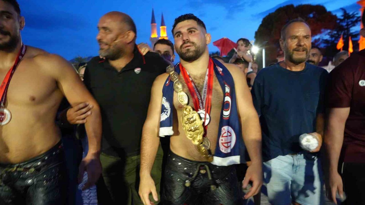 Başpehlivan Erkan Taş, Edirne’de hamam geleneğini sürdürdü