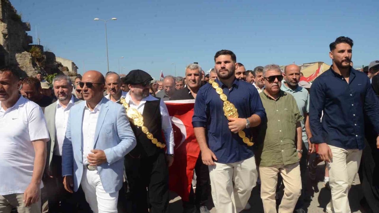 Başpehlivan Erkan Taş’a memleketi Sinop’ta görkemli karşılama