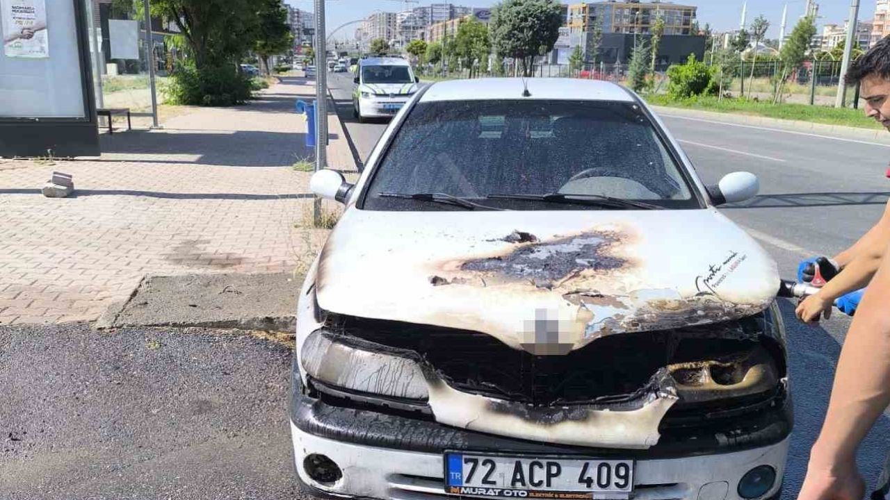 Batman’da yanan otomobil itfaiye ekiplerince söndürüldü