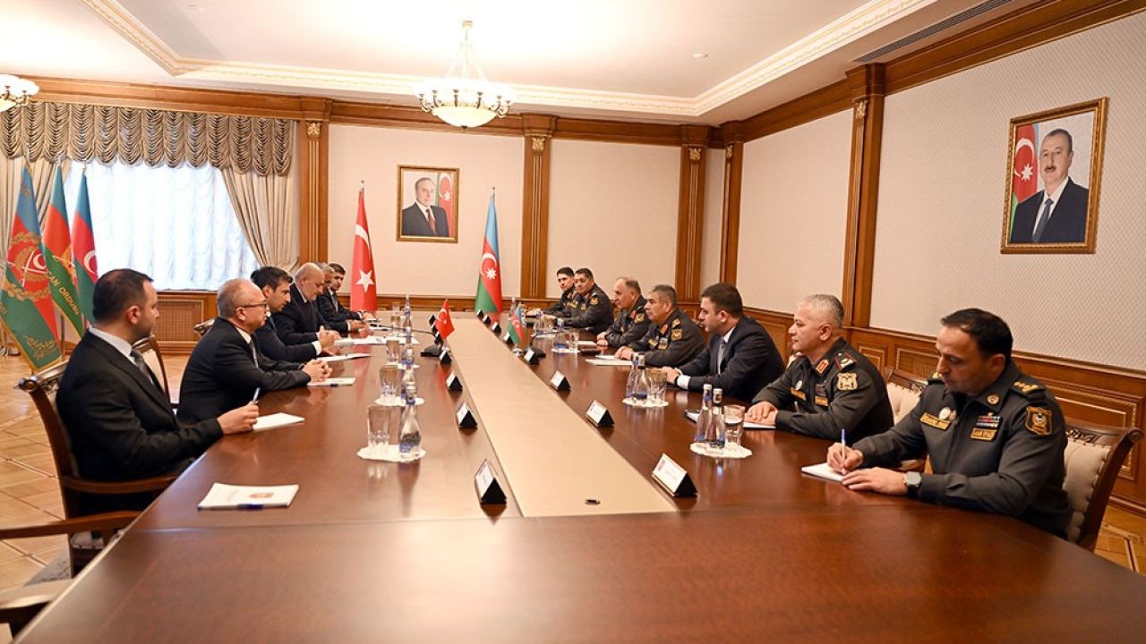 Baykar Yönetim Kurulu Başkanı Bayraktar, Azerbaycan Savunma Bakanı Hasanov’la görüştü