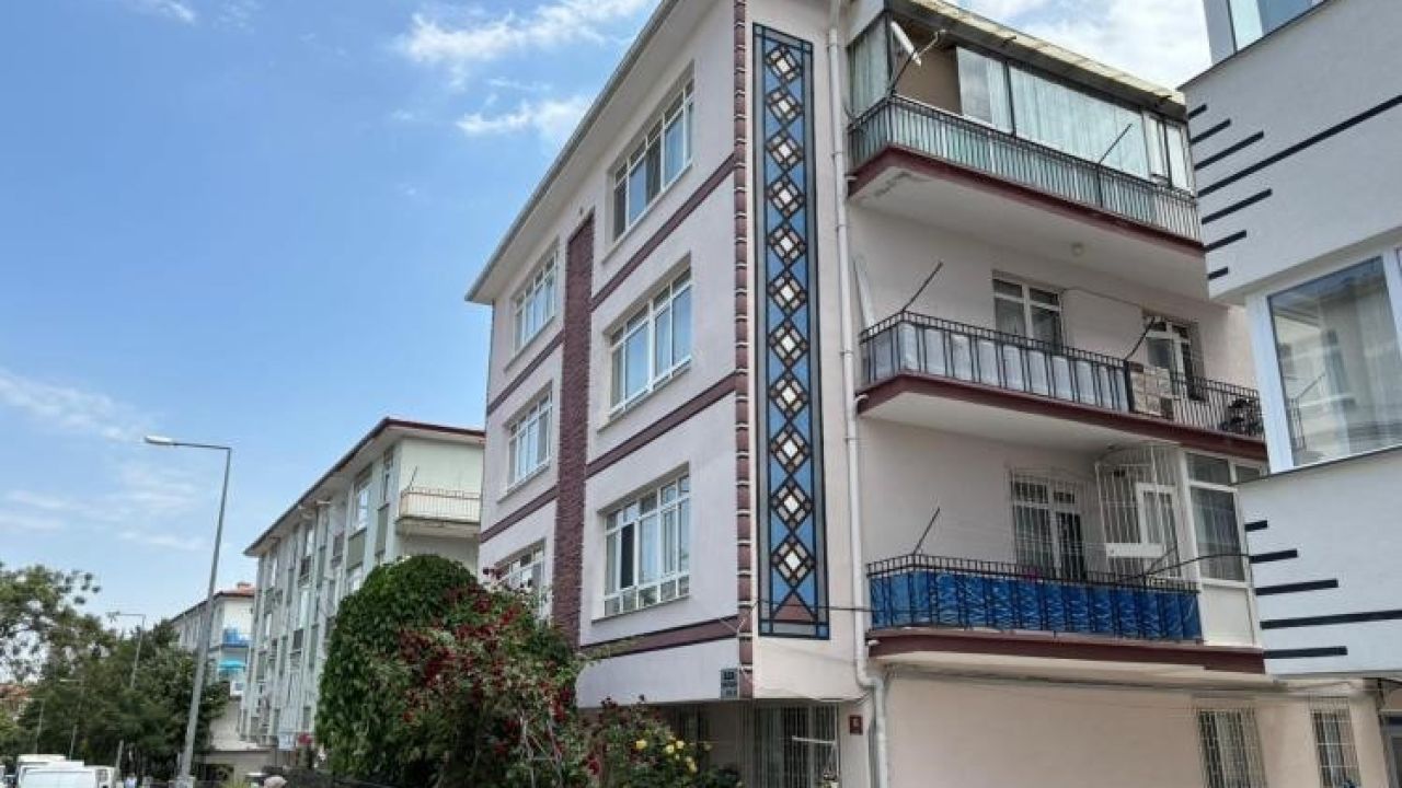 Bıçakla yaraladığı babası tarafından öldürülen saldırganın 8 farklı suçtan kaydı olduğu ortaya çıktı