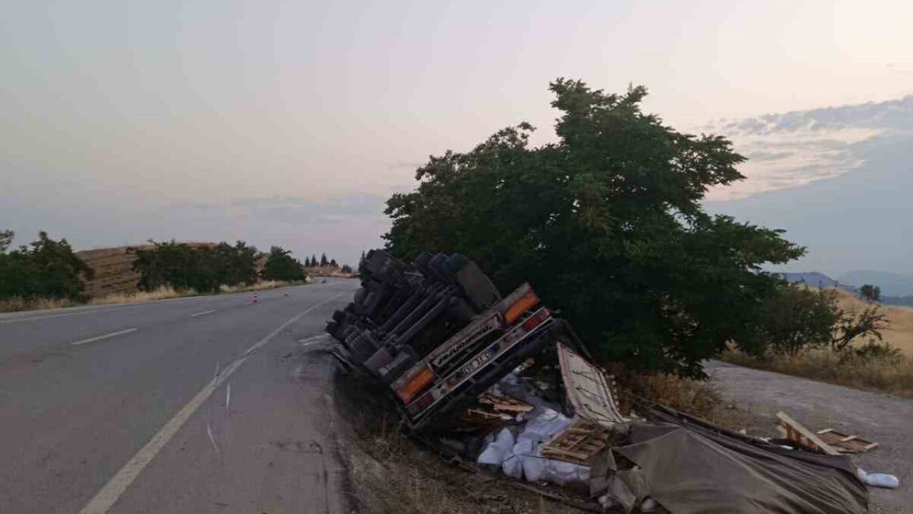 Bilecik’te yan yatan tırın sürücüsü yaralandı